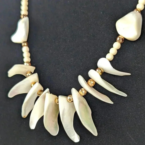 (2/$20) Vintage Beaded "Claw" Shell Necklace - Picture 3 of 6